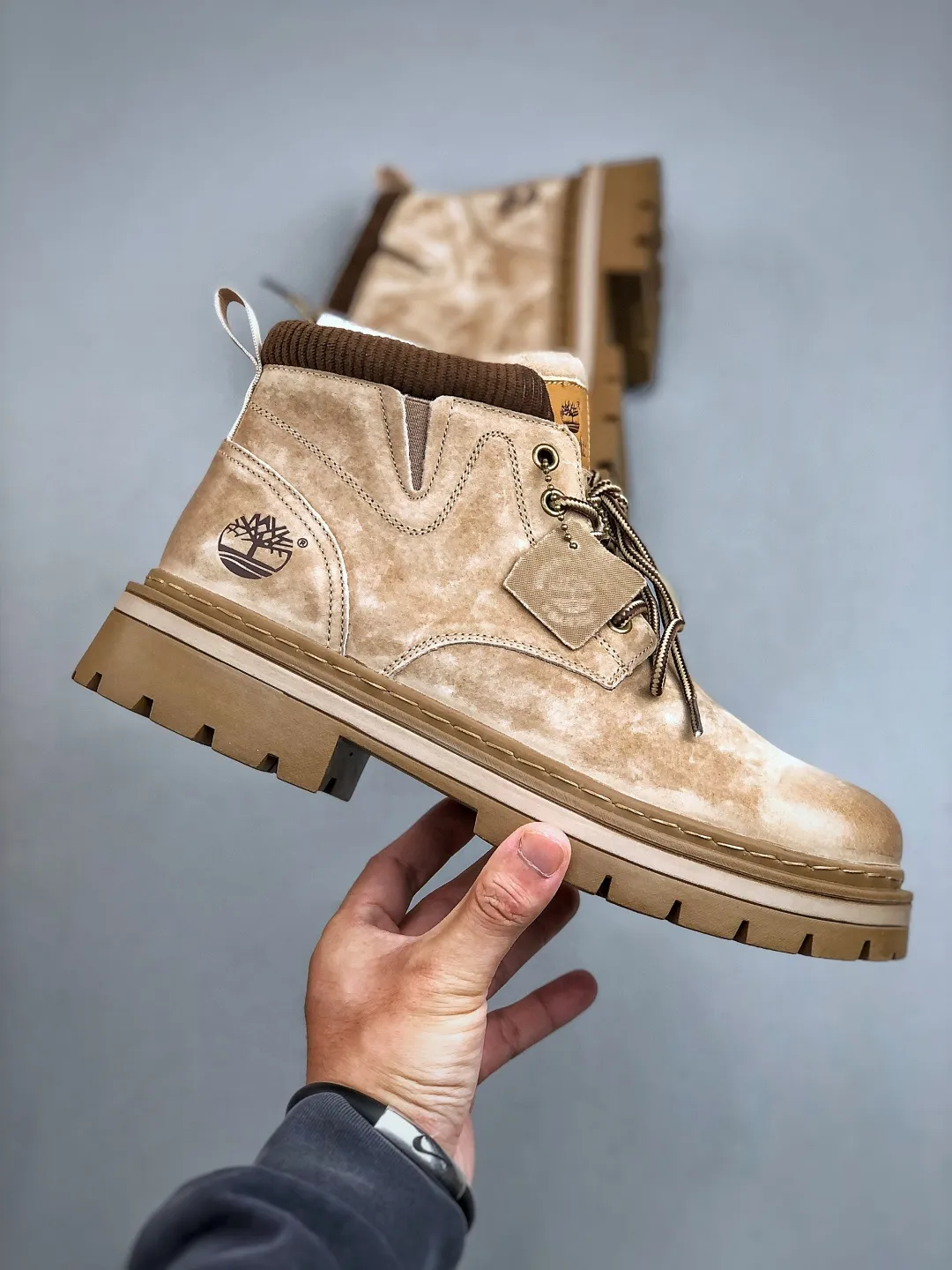 Local 💰560 supports store opening. New goods 🚀 #Timberland Timberland/Timberland classic outdoor casual rhubarb boots series. Guangdong factory quality. Original box and original packaging. The fabric is made of Italian 🇮🇹 top-grade frosted fine-grained cowhide. It is paired with anti-odor and anti-corrosion genuine leather latex insoles to give you a perfect wearing experience. High-quality and durable. A must-have for sportsmen. Specially designed to treat those who are not handsome. High-quality and first-class foot feel. Size: 38-44 (leather shoe size)